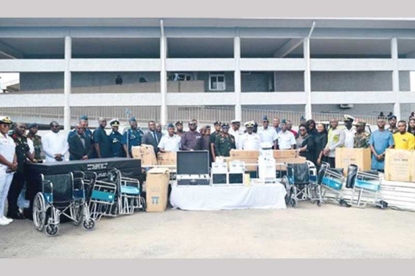 Military Academy presents medical equipment to hospital