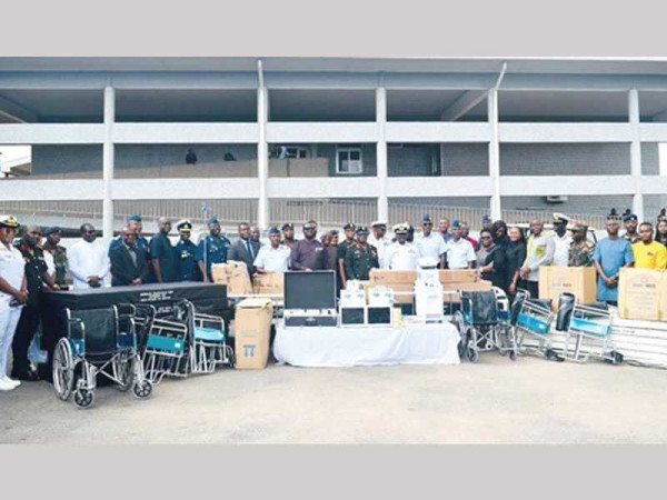 Military Academy presents medical equipment to hospital