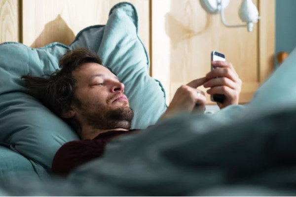 Hitting Snooze May Help You Feel Less Sleepy and More Alert, Research Says