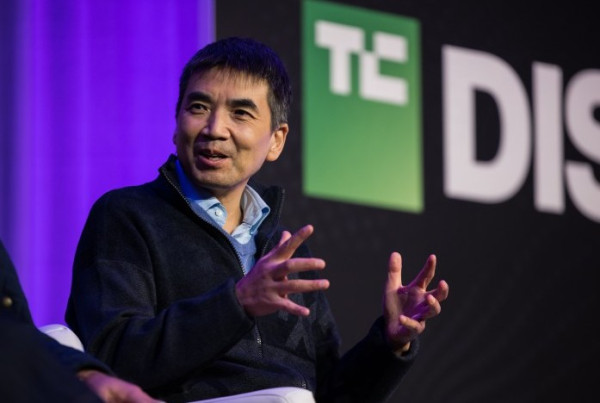 Zoom brings its AI assistant to the web with access to free users 