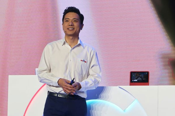 'Difficulties on the road to AI': man pours water on Baidu chief at conference