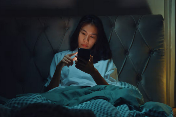 1 Hour of Screen Time at Bedtime Reduces Sleep by 24 Minutes, Study Finds