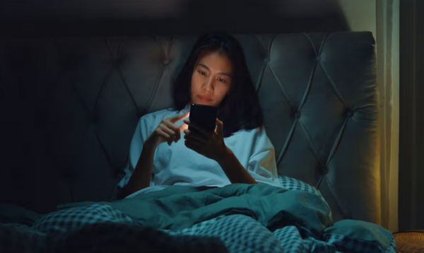 1 Hour of Screen Time at Bedtime Reduces Sleep by 24 Minutes, Study Finds