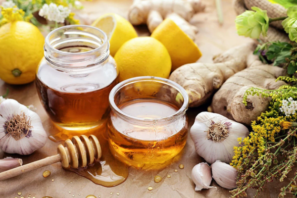 What Are the Uses, Benefits, and Side Effects of Garlic and Honey?