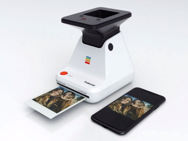The Polaroid Lab uses the light from your phone’s screen to turn digital photos into Polaroids