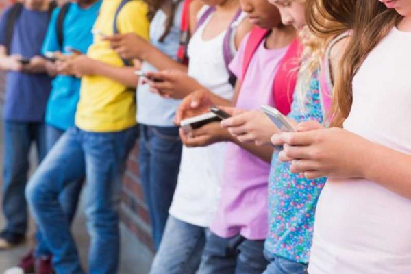 Half of UK 10-year-olds own a smartphone