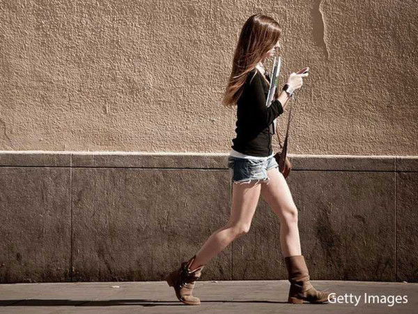 Phone app alerts users to look up while walking