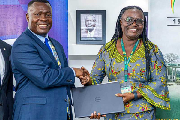Stanbic Bank fulfills promise to KNUST’s ‘SONSOL’ project despite economic difficulties