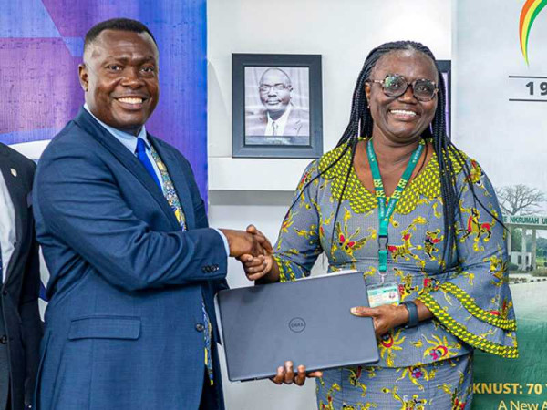 Stanbic Bank fulfills promise to KNUST’s ‘SONSOL’ project despite economic difficulties