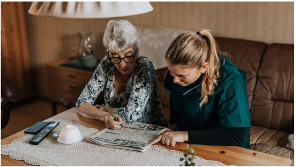 Simple Activities Like Journaling, Playing Chess May Reduce Risk of Dementia