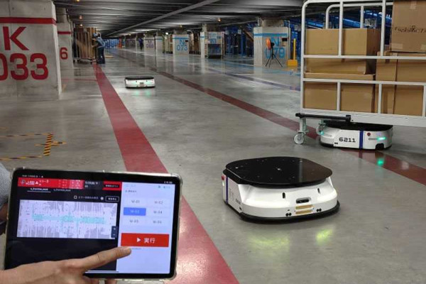 LexxPluss expands into US with its warehouse robots