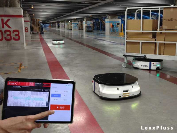 LexxPluss expands into US with its warehouse robots