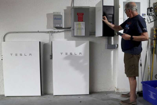 Tesla lets owners recharge with solar