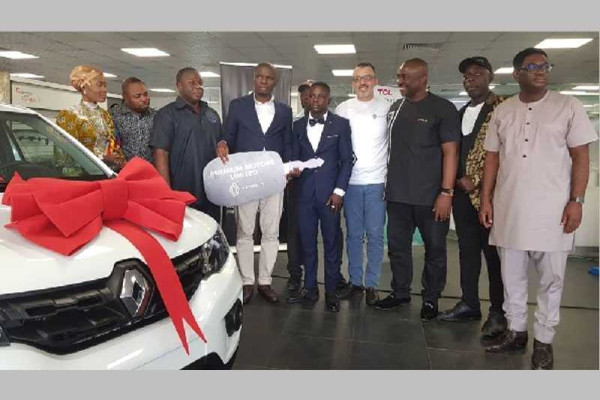 De-Luxy Boxing League: Renault Ghana presents cars to winners