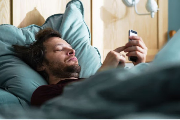 Hitting Snooze May Help You Feel Less Sleepy and More Alert, Research Says