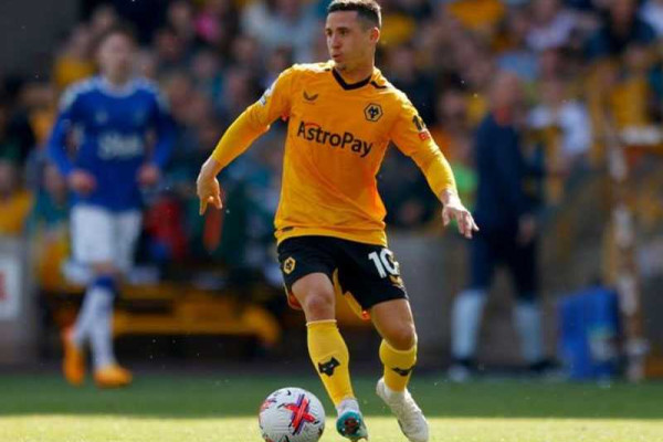 Daniel Podence: Portugal forward signs new Wolves deal and joins Olympiakos on loan