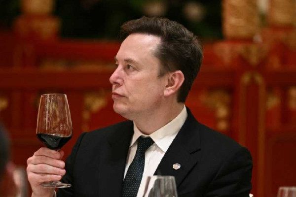 Elon Musk has given up on solar power (on Earth)