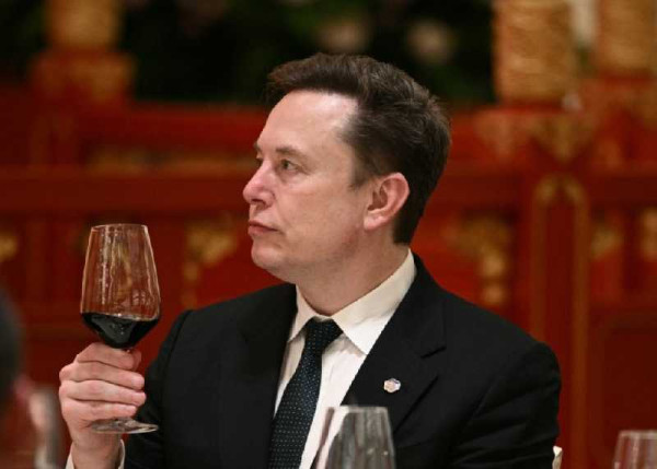 Elon Musk has given up on solar power (on Earth)