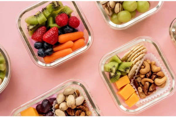 Healthy Eating on the Go: A Guide to Dining Out, Traveling, and More