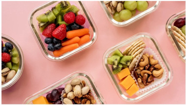 Healthy Eating on the Go: A Guide to Dining Out, Traveling, and More