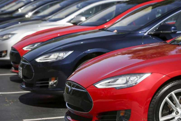 U.S. probes touchscreen failures in Tesla Model S cars