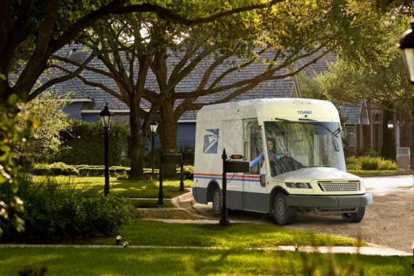 USPS snubs EVs, Biden with next-gen delivery fleet deal