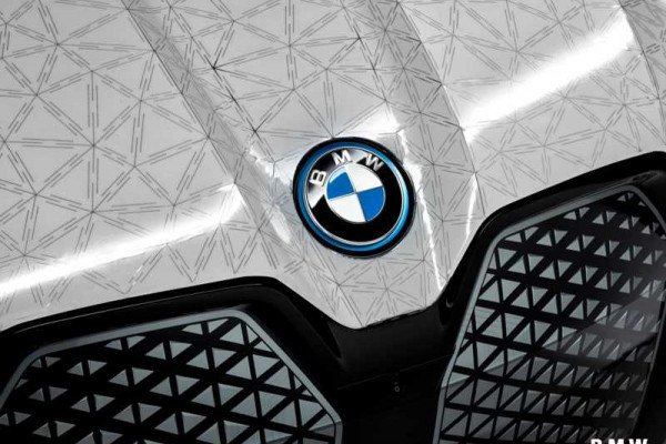 BMW shows off a color-changing car